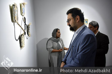 بازدید سیدمحمد مجتبی حسینی از نمایشگاه فریبا بروفر