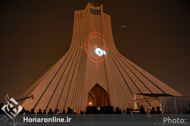 اجرای نمایش «دیوار آسمان» بر دیواره برج آزادی
