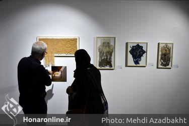 بازدید سیدمحمد مجتبی حسینی از نمایشگاه فریبا بروفر