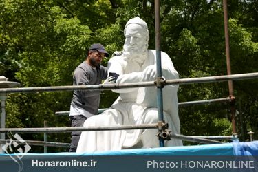 مرمت و بازسازی تندیس خیام در بوستان لاله