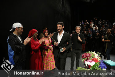 اهدای جایزه جشنواره سینمایی آسیاپاسیفیک در نمایش "شیروانی داغ"