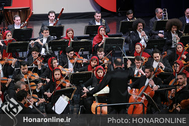 ارکستر سمفونیک تهران با رهبری مهمان نصیر حیدریان در سی و پنجمین جشنواره موسیقی فجر