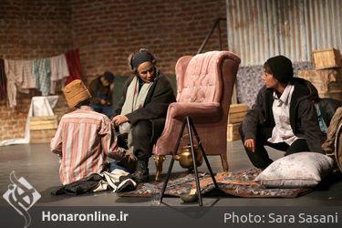 نمایش "خروس لاری" در تماشاخانه ایرانشهر