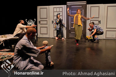نمایش "خانه نم زده" در تماشاخانه نوفل‌لوشاتو