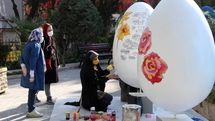 آغاز کارگاه طراحی و رنگ‌آمیزی تخم‌مرغ‌های نوروزی با حضور هنرمندان و شهروندان