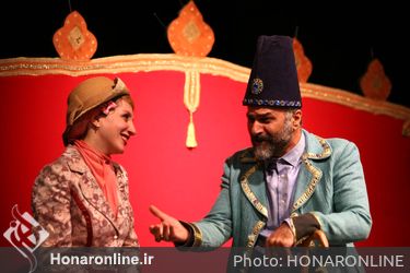 نمایش "پشت دیوار عمارت" در تماشاخانه سرو