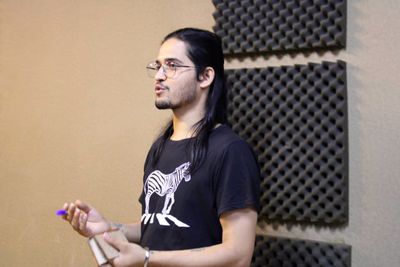 نمایشی براساس خشونت‌های دو دهه اخیر در افغانستان /  سبک زندگی‌مان را باید تغییر دهیم / روایت امین غلامی از نمایش "ښځه (زن) شزه"