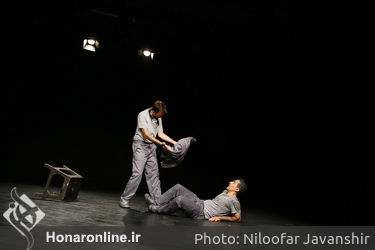 نمایش «کسی برای یک گوریل غمگین کاری نمی‌کند» در تئاترشهر