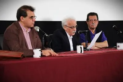فاروقی به شیوه فرمالیستی مخاطب را با موضوع مواجه می‌کند