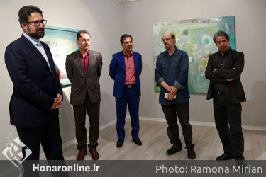 بازدید سیدمحمد مجتبی حسینی از نمایشگاه نقاشی‌های حبیب‌اله صادقی در گالری ساربان