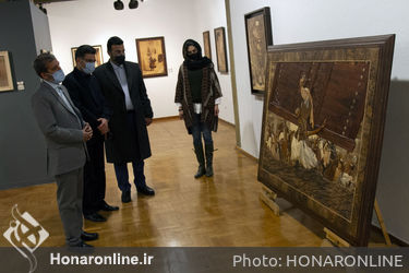 بازدید نایب رییس کمیسیون فرهنگی مجلس از نمایشگاه نگاره‌های چوبی در فرهنگسرای نیاوران