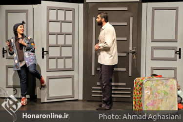 نمایش "خانه نم زده" در تماشاخانه نوفل‌لوشاتو