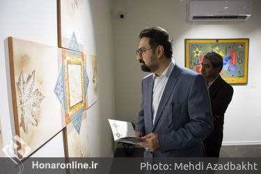 بازدید سید مجتبی حسینی از نمایشگاه "خانم و آقای هنرمند" 