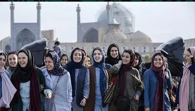"سال دوم دانشکده من" و "درخونگاه" روی پرده می‌روند