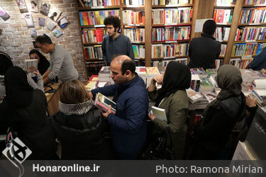 کتابگردی اهالی فرهنگ و هنر در نشر چشمه