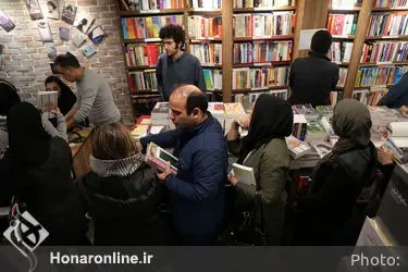 کتابگردی اهالی فرهنگ و هنر در نشر چشمه