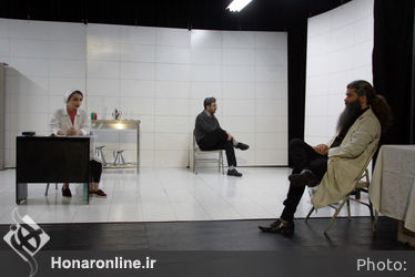 نمایش "مرگ و استعاره" به کارگردانی پوریا جلال وندی در تماشاخانه دیوار چهارم
