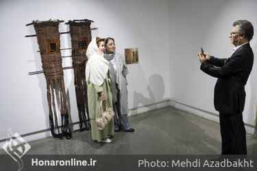 بازدید سیدمحمد مجتبی حسینی از نمایشگاه فریبا بروفر