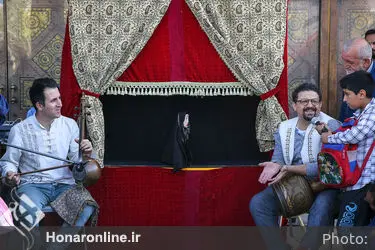 اجرای هنرهای نمایشی در محوطه تئاتر شهر