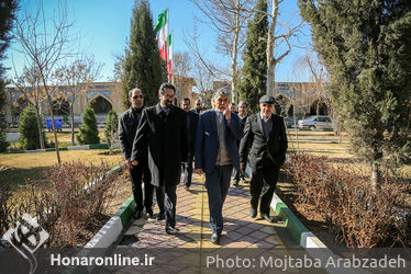 گل‌باران قطعه هنرمندان توسط وزیر ارشاد و معاون هنری وزارت ارشاد