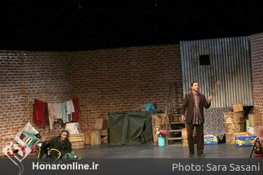 نمایش "خروس لاری" در تماشاخانه ایرانشهر