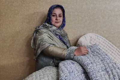 روایت مرضیه یاری‌بخت از هنر قلم‌کاری روی پارچه | دلمان بازار ثابت فروش می‌خواهد