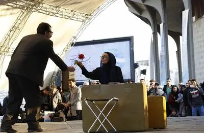 یک کمدی درام خیابانی بسیار گیرا و جذاب / نگاهی به نمایش خیابانی "هشتک لاکچری" به نویسندگی و کارگردانی میثم سرآبادانی
