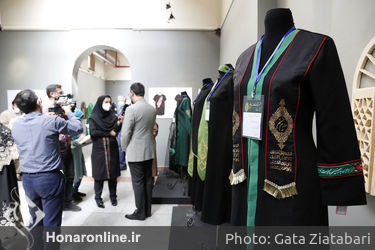 بازدید معاون امور هنری وزارت فرهنگ و ارشاد اسلامی از نمایشگاه لباس عاشورایی
