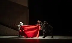 «ذرات آشوب» در جشنواره بین‌المللی تئاتر بغداد روی صحنه رفت