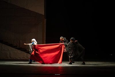«ذرات آشوب» در جشنواره بین‌المللی تئاتر بغداد روی صحنه رفت