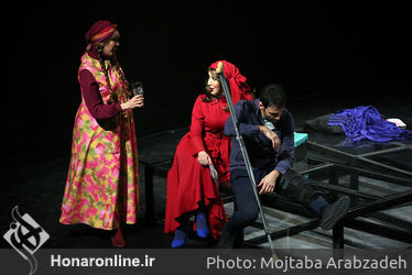 اهدای جایزه جشنواره سینمایی آسیاپاسیفیک در نمایش "شیروانی داغ"