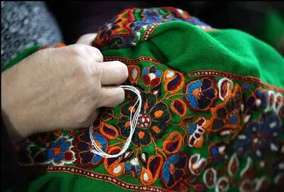 مروری بر بافت‌ها و دوخت‌های اصیل استان کرمان به بهانه برپایی نخستین دوسالانه هنرهای سنتی این منطقه