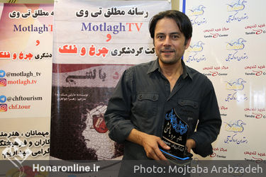فرش فیروزه ای نمایش"مرد بالشی" در مرکز خرید تندیس