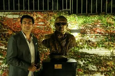 Tehran gallery sets up Abbas Kiarostami bust