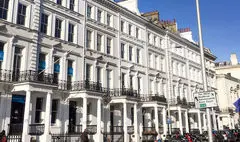 نمایش آثار دو هنرمند آفریقایی و آسیایی در لندن / فیگورهای انتزاعی برگرفته از تاریخ زندگی هنرمند / تجلیل از زنانی که در بازارهای اتیوپی فعالیت دارند