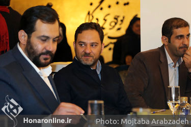 فرش فیروزه ای نمایش"مرد بالشی" در مرکز خرید تندیس