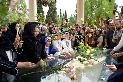 آرامگاه حافظ گلباران شد