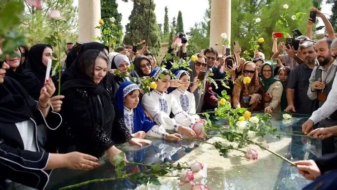 آرامگاه حافظ گلباران شد