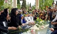 آرامگاه حافظ گلباران شد