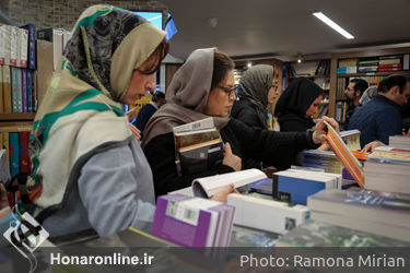 کتابگردی اهالی فرهنگ و هنر در نشر چشمه