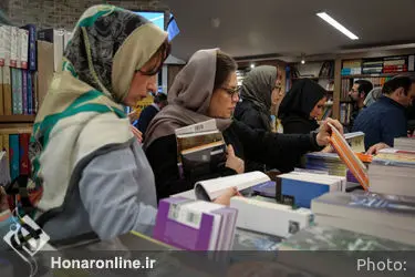 کتابگردی اهالی فرهنگ و هنر در نشر چشمه