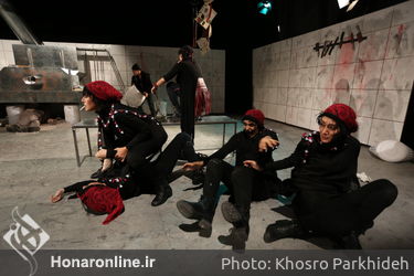 اجرای نمایش "تنهایی پر هیاهو" در سالن استاد سمندریان