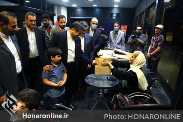 ضور وزیر فرهنگ در نمایش خانم خزوک، کاری از هنرمندان موسسه خیریه توانمندسازی بچه های باران- تالار حافظ