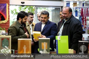 کتابگردی وزیر فرهنگ همزمان با هفته کتاب