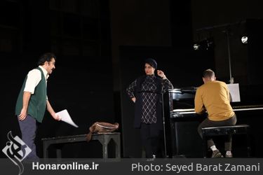 نمایش "عشق روزهای کرونا" در محوطه باز تالار وحدت 