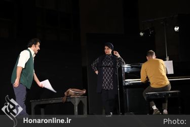 نمایش "عشق روزهای کرونا" در محوطه باز تالار وحدت 