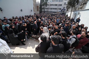 تشییع پیکر علی معلم از مقابل خانه سینما