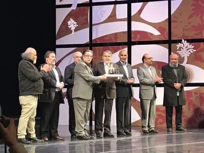 10 برگزیده جشنواره تجسمی فجر راهی سیته فرانسه می‌شوند / رقابت شانه به شانه هنرمندان تهرانی و شهرستانی / اهدای طوبای زرین به 6 هنرمند پیشکسوت 
