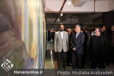 بازدید سید عباس صالحی و سیدمحمد مجتبی حسینی از نمایشگاه هنرهای تجسمی فجر