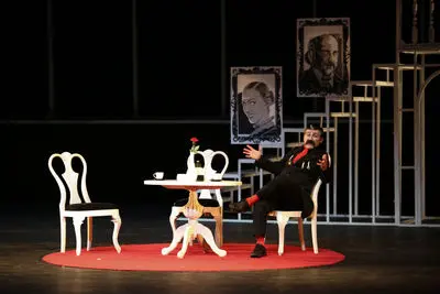 اجرائی بی ساختار و چندگانه / نگاهی به نمایش "ازدواج آقای می سی سی پی" به کارگردانی احسان فلاحت‌پیشه